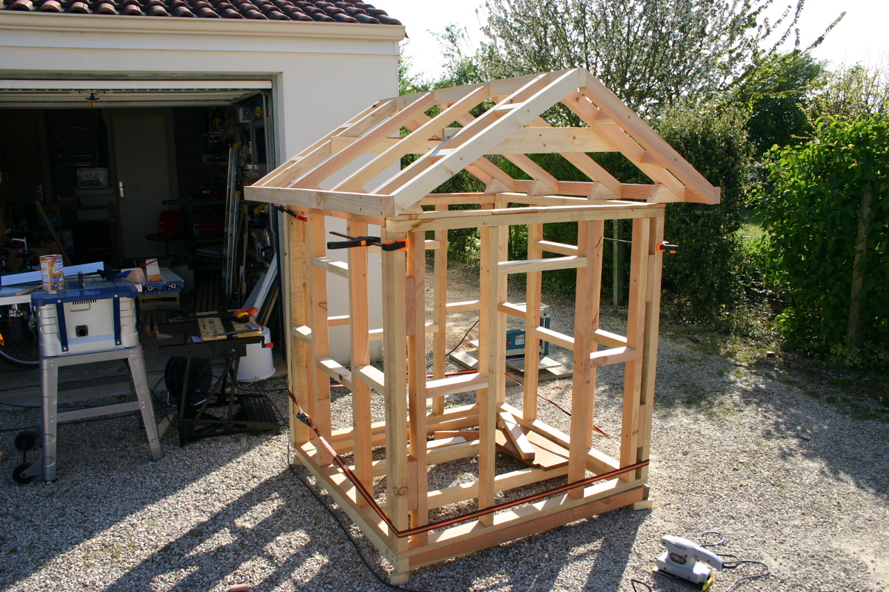 Construire une cabane pour ses enfants en bois de récupération